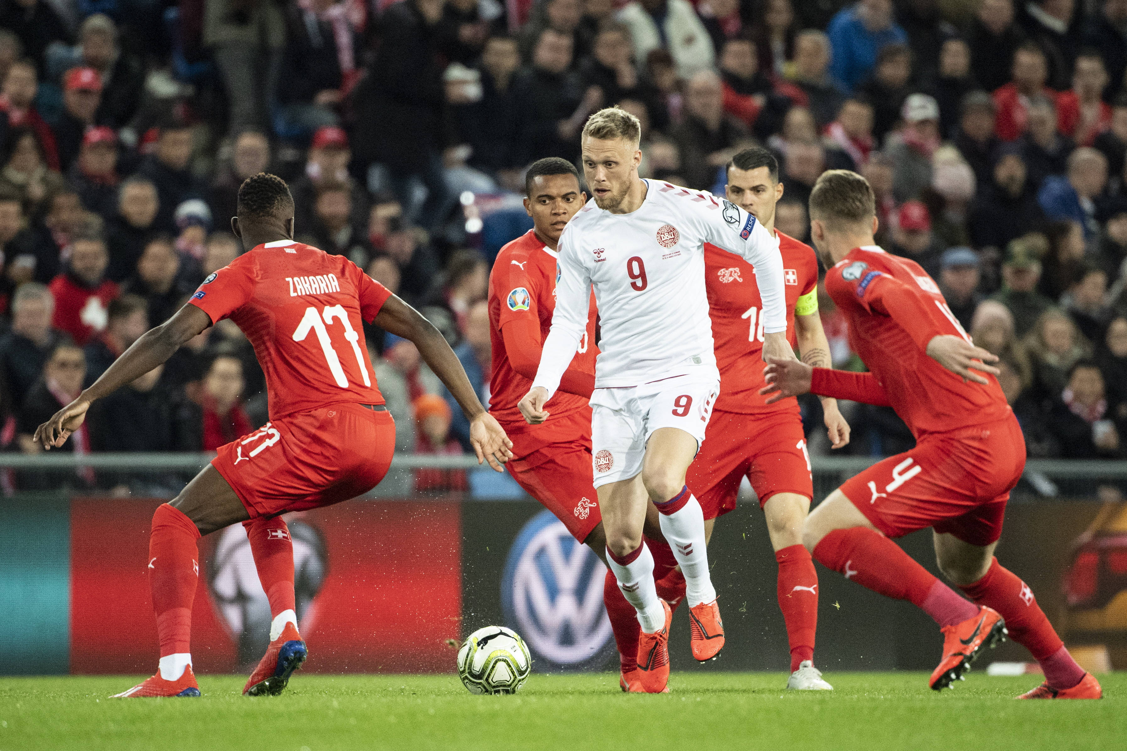 瑞士队在欧国联赛事中表现神勇,成功晋级四强 瑞士队在欧国联赛事中表现神勇,成功晋级四强