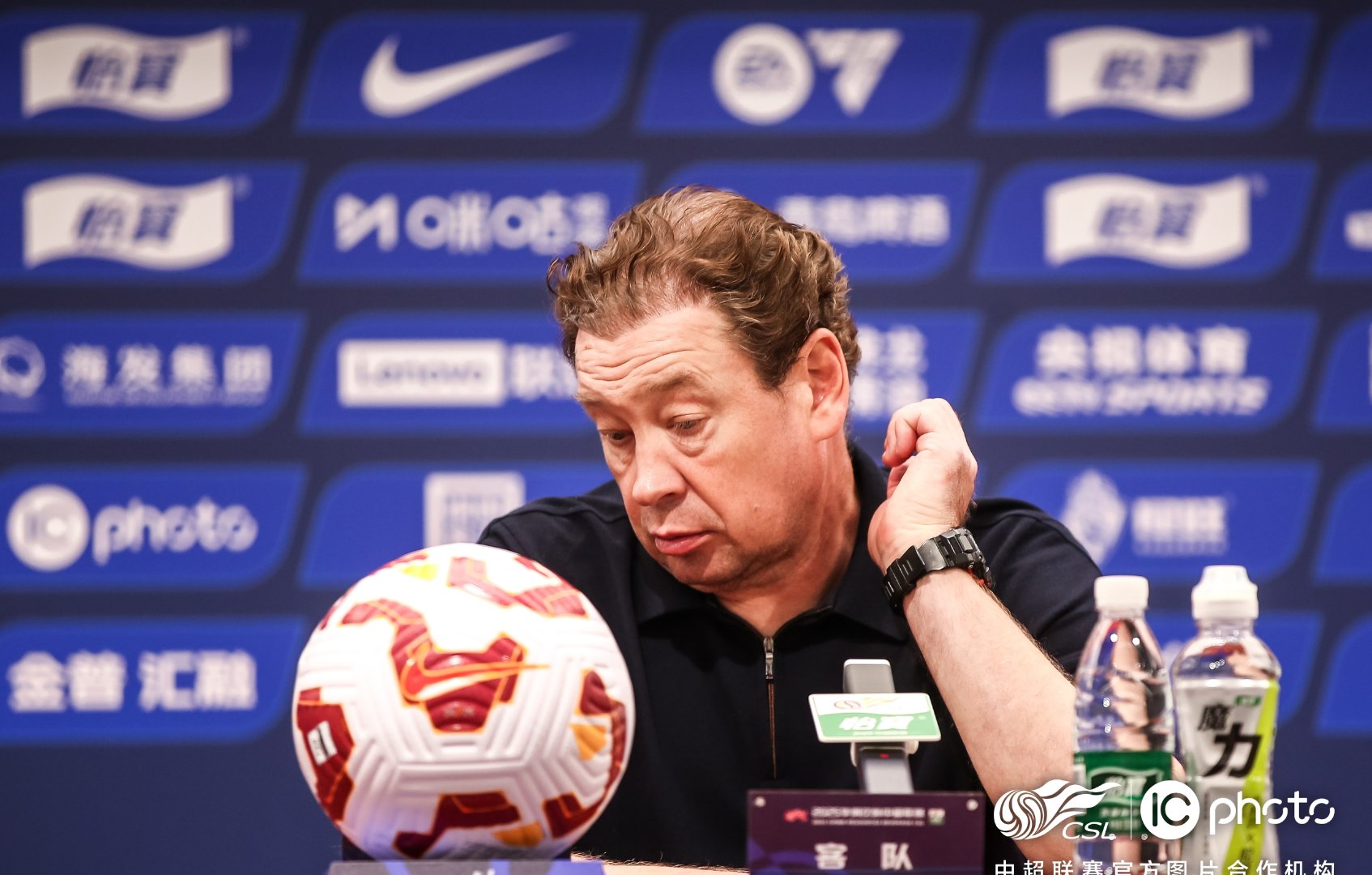 足球热情不减,球迷疯狂挥舞旗帜呐喊助威 足球热情不减,球迷疯狂挥舞旗帜呐喊助威