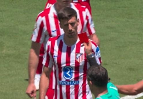 国际友谊赛中球员因冲突遭红牌 国际友谊赛中球员因冲突遭红牌