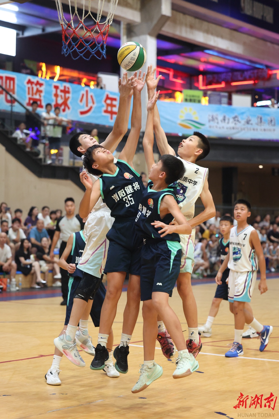 业余篮球联赛激烈上演，选手们竞技拼搏追逐梦想的简单介绍